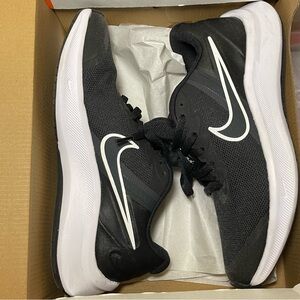 Youth Nikes Size 3.5 Great Condition!